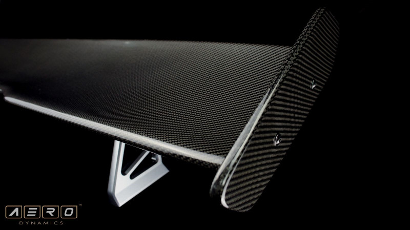 Glänzendes Basis-Carbonteil im Vergleich