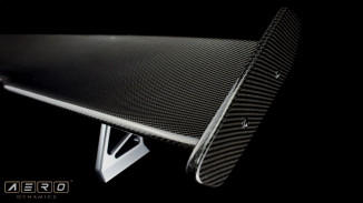 Glänzendes Basis-Carbonteil im Vergleich